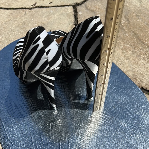 Size 7 Zebra platform pumps… so comfortable! Can wear to any occasion…. - Picture 3 of 17